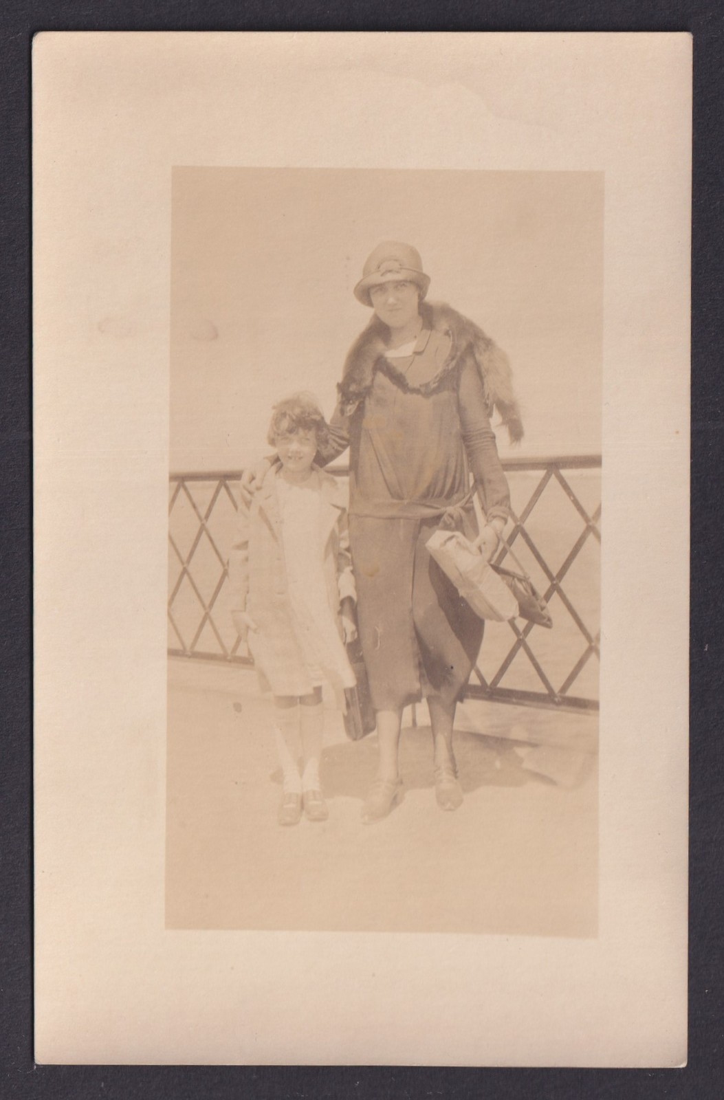 UNITED STATES, RPPC Postcard, The woman with her daughter