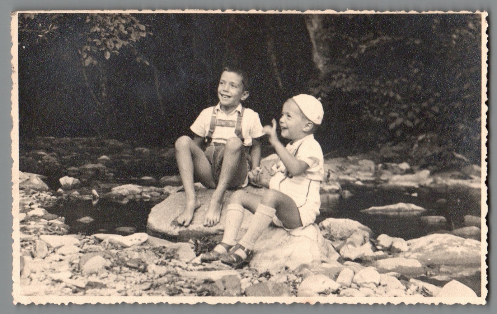 Photo postcard happy children at the mountain stream in the Harz around 1940 (f2026)