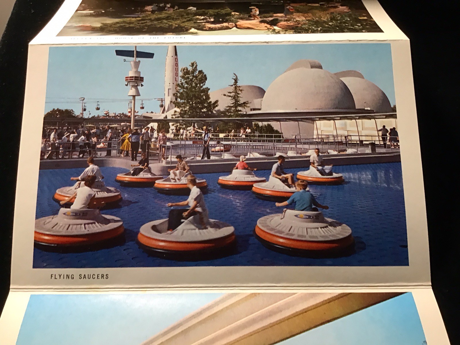 VTG WALT DISNEY DISNEYLAND POSTCARD FOLDER BOOKLET 12 VIEWS TOMORROWLAND RIDES