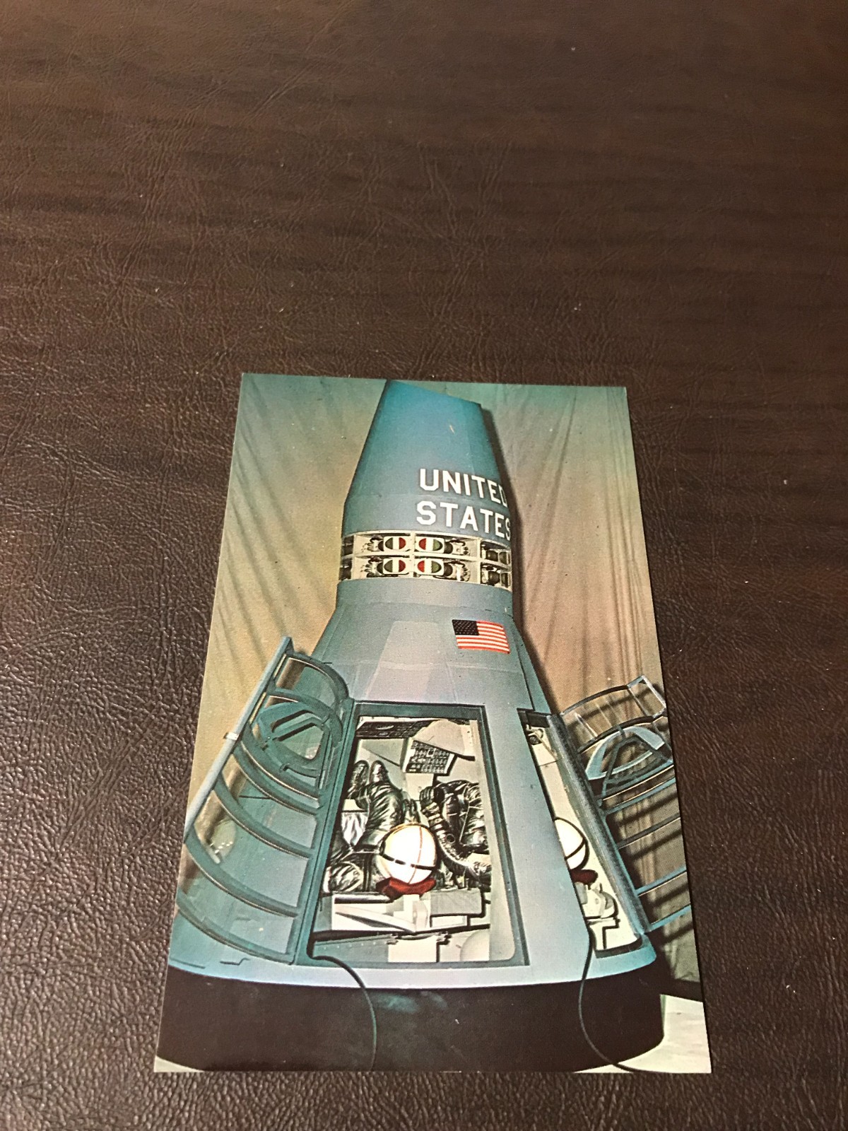 UNPOSTED POSTCARD – MOCK-UP OF TWO-MAN GEMINI SPACECRAFT